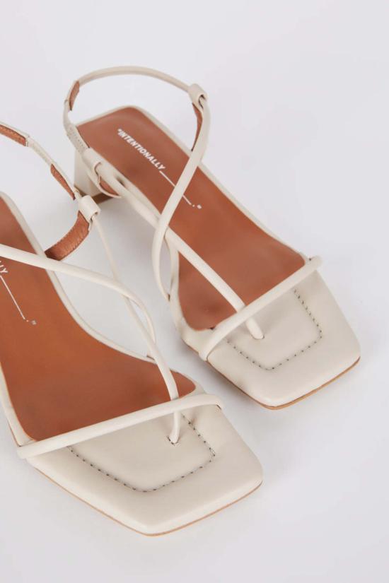  인텐셔널리 블랭크 샌들 "의도적으로." 안카 힐 - INTENTIONALLY BLANK