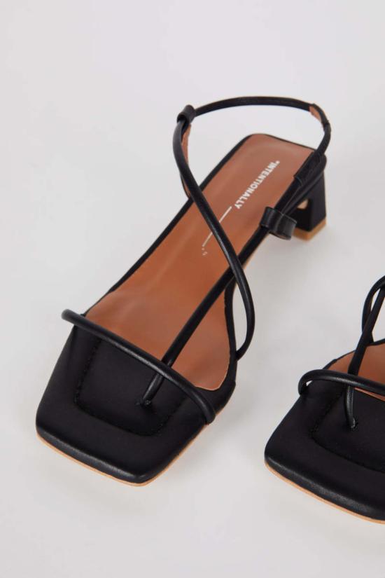  인텐셔널리 블랭크 샌들 "의도적으로." 안카 힐 - INTENTIONALLY BLANK