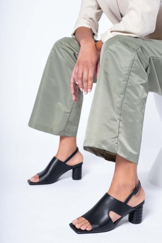  인텐셔널리 블랭크 샌들 "의도적으로." 강 내추럴 솔 힐 블랙/크림