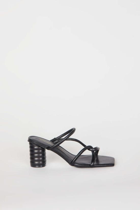  인텐셔널리 블랭크 샌들 "의도적으로." 카밀 힐 블랙/클레이/크림 - INTENTIONALLY BLANK