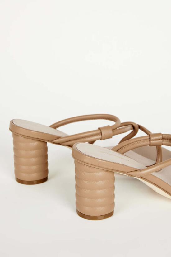  인텐셔널리 블랭크 샌들 "의도적으로." 카밀 힐 블랙/클레이/크림 - INTENTIONALLY BLANK