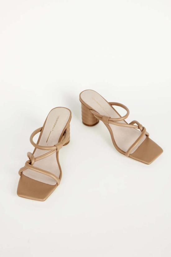  인텐셔널리 블랭크 샌들 "의도적으로." 카밀 힐 블랙/클레이/크림 - INTENTIONALLY BLANK