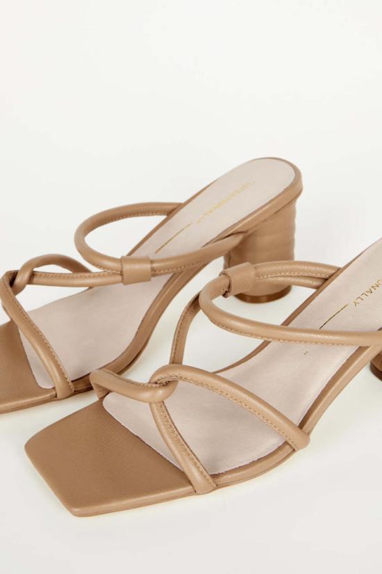  인텐셔널리 블랭크 샌들 "의도적으로." 카밀 힐 블랙/클레이/크림 - INTENTIONALLY BLANK