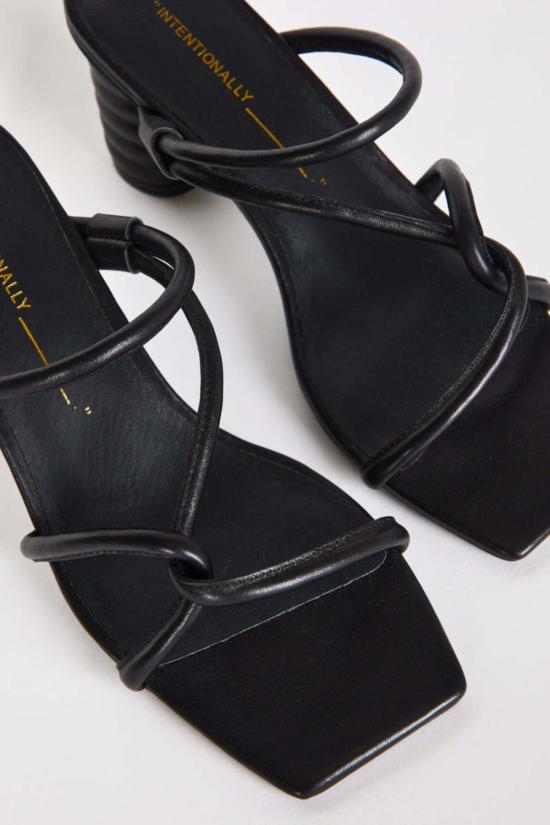  인텐셔널리 블랭크 샌들 "의도적으로." 카밀 힐 블랙/클레이/크림 - INTENTIONALLY BLANK