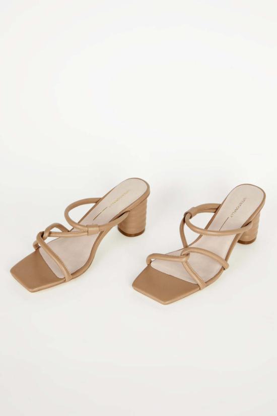  인텐셔널리 블랭크 샌들 "의도적으로." 카밀 힐 블랙/클레이/크림 - INTENTIONALLY BLANK