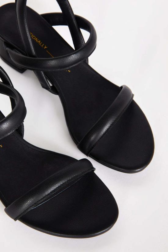  인텐셔널리 블랭크 샌들 "의도적으로." 키미힐 블랙 - INTENTIONALLY BLANK