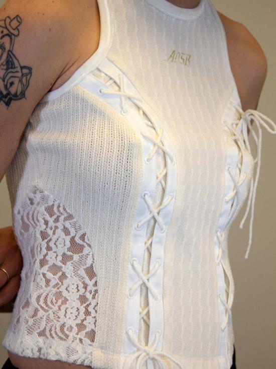  앤더슨벨 민소매 티셔츠 Andersson Bell 레이스업 슬리브리스 탑 아이보리/에크루 - ANDERSSON BELL