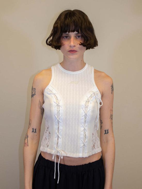  앤더슨벨 민소매 티셔츠 Andersson Bell 레이스업 슬리브리스 탑 아이보리/에크루