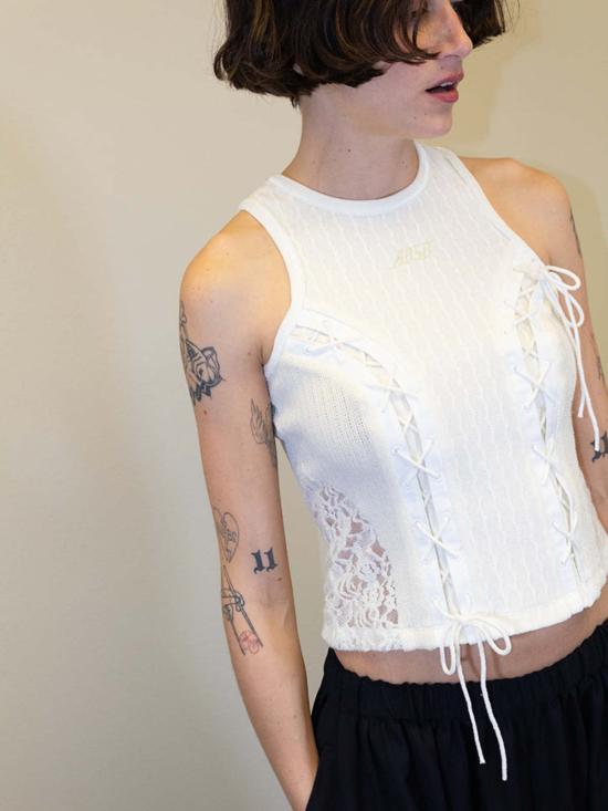  앤더슨벨 민소매 티셔츠 Andersson Bell 레이스업 슬리브리스 탑 아이보리/에크루 - ANDERSSON BELL