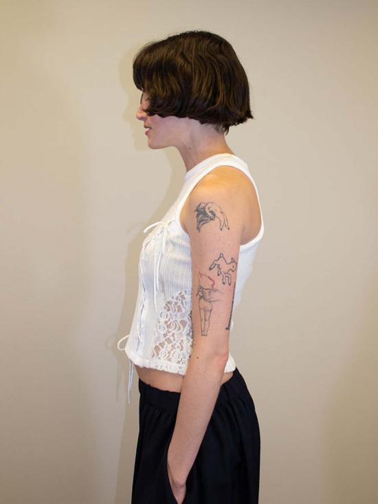  앤더슨벨 민소매 티셔츠 Andersson Bell 레이스업 슬리브리스 탑 아이보리/에크루 - ANDERSSON BELL