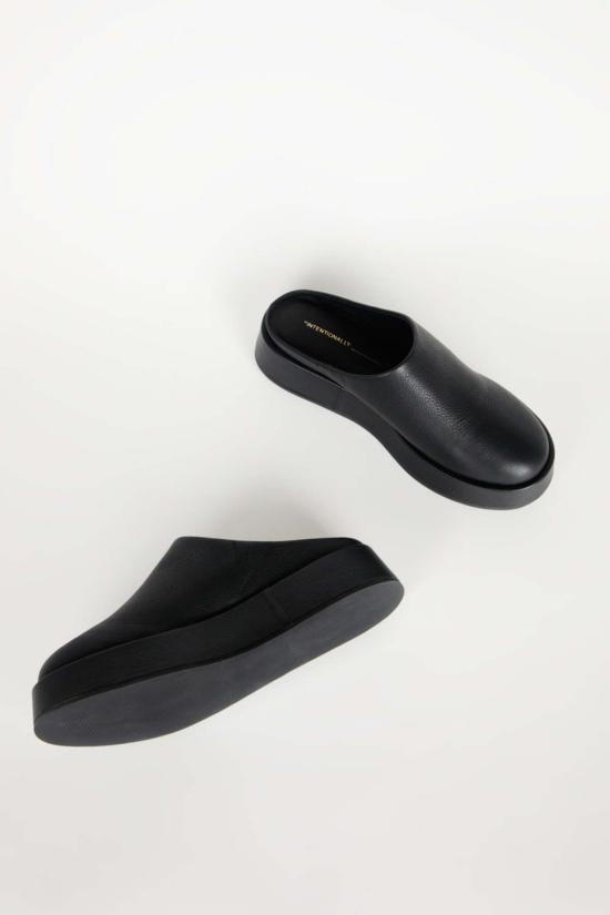  인텐셔널리 블랭크 뮬/슬리퍼 "의도적으로." 라이즌 플랫폼 뮬