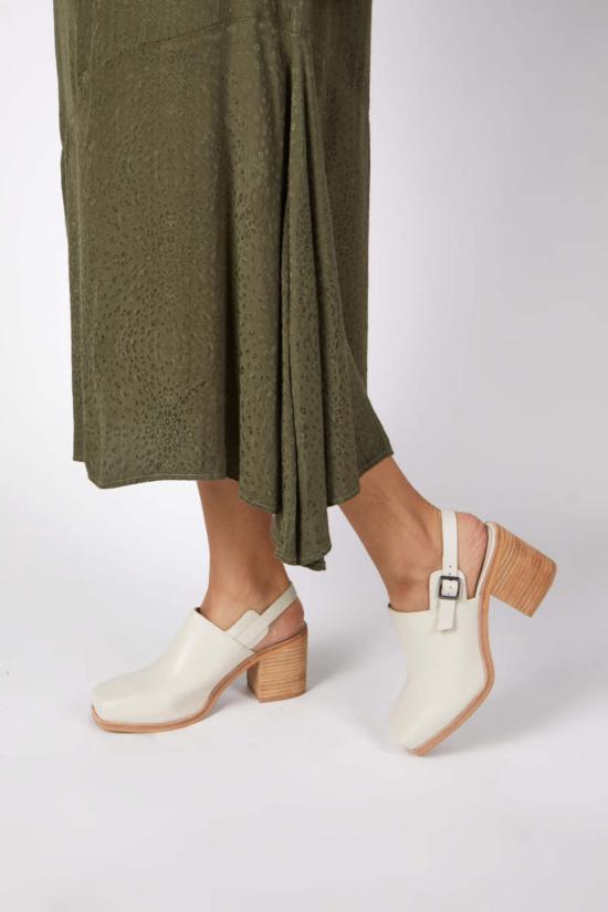  인텐셔널리 블랭크 뮬/슬리퍼 "의도적으로." 혼초 내추럴 솔 뮬