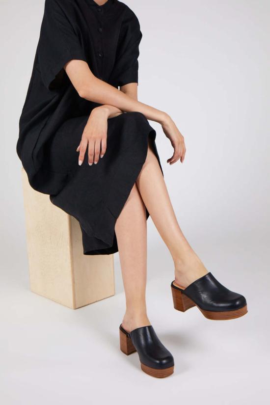  인텐셔널리 블랭크 뮬/슬리퍼 "의도적으로." 사실 가죽 플랫폼 클로그 멀티