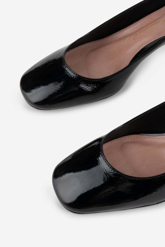  인텐셔널리 블랭크 힐/펌프스 "의도적으로." 와일드 앵클 스트랩 힐 블랙/화이트 - INTENTIONALLY BLANK