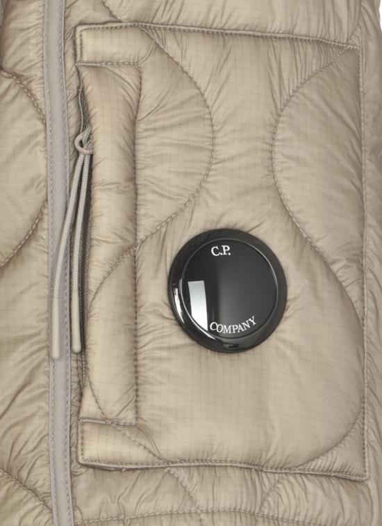  씨피 컴퍼니 숏패딩 17CMOW009A110158A327 VINTAGE KHAKI DOM - C.P. COMPANY