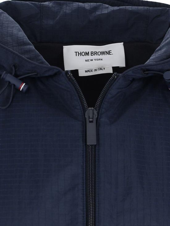 25SS 톰브라운 베스트 MJV007A F0517 415 Blue - THOM BROWNE