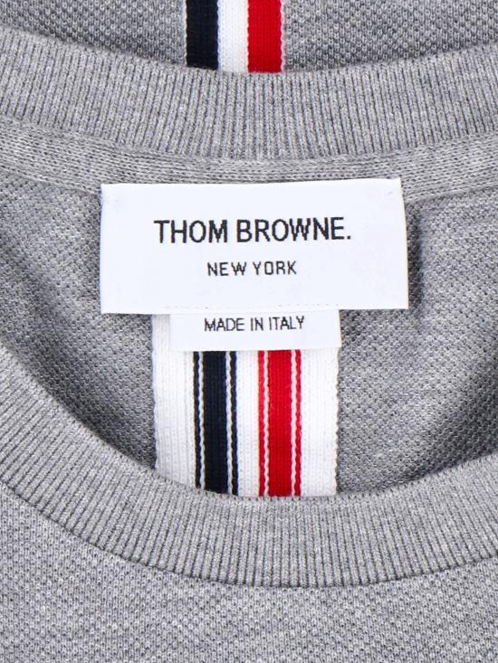 25SS 톰브라운 피케 센터 백 스트라이프 릴렉스 핏 티셔츠 MJS056A 00050 055 Grey - THOM BROWNE