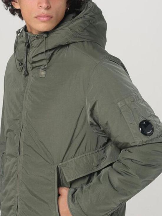 25FW 씨피 컴퍼니 크롬-R 후드 패디드 자켓 17CMOW130A005904G 674 GRAPE LEAF - C.P. COMPANY
