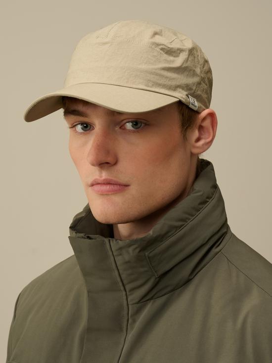 25FW 씨피 컴퍼니 볼캡 17CMAC082A110188A 327 VINTAGE KHAKI - C.P. COMPANY