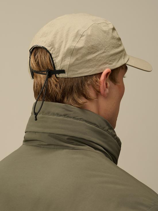 25FW 씨피 컴퍼니 볼캡 17CMAC082A110188A 327 VINTAGE KHAKI - C.P. COMPANY