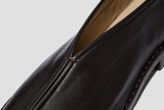 25SS 르메르 슈즈 플랫 파이프 슬리퍼 - 샤이니 나파 램 FO0007 LL0023 다크 브라운 - LEMAIRE