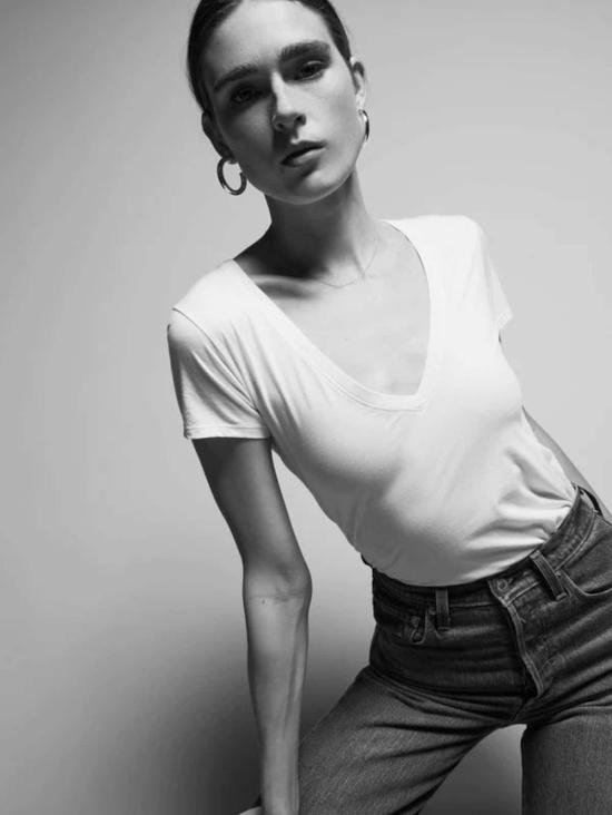  네이션 리미티드 반팔 티셔츠 Nation Ltd 블레어 V넥 티셔츠 - NATION LTD