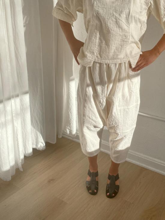  아뜰리에 델핀 크롭 팬츠 Atelier Delphine Kiko 크링클드 코튼 팬츠 키나리 크림 - ATELIER DELPHINE