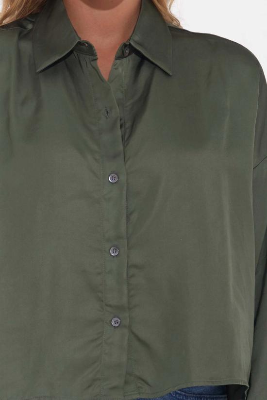  더 타일 클럽 셔츠 타일 클럽 로라 크롭 새틴 셔츠 다크 그린 - THE TILE CLUB