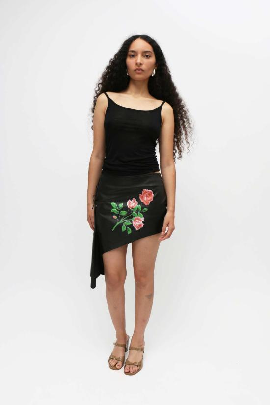  유한왕 숏 스커트 유한 왕 로즈 가죽 스커트 블랙