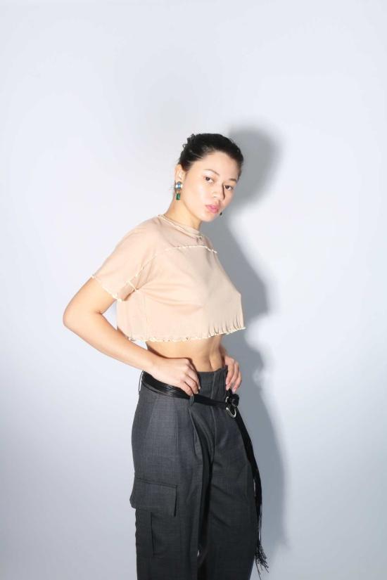  베이스레인지 민소매 티셔츠 로지 카멜 선 크롭 티 화이트
