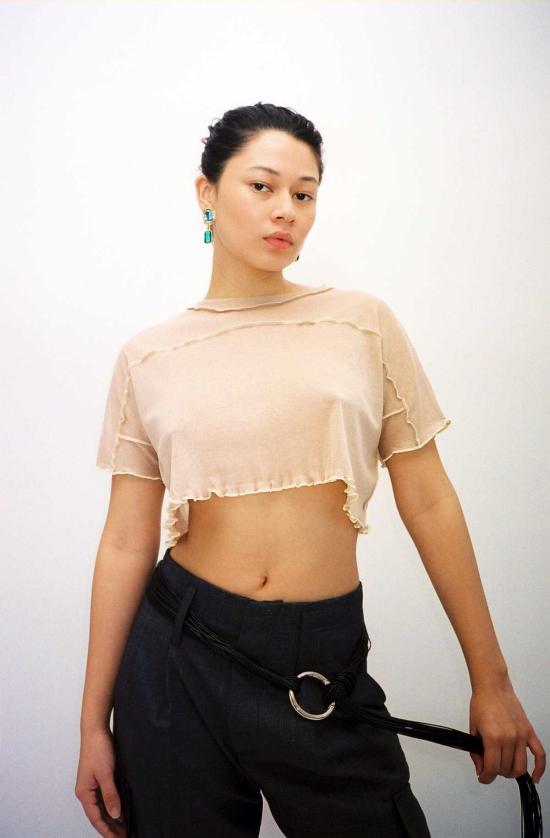  베이스레인지 민소매 티셔츠 로지 카멜 선 크롭 티 화이트 - BASERANGE