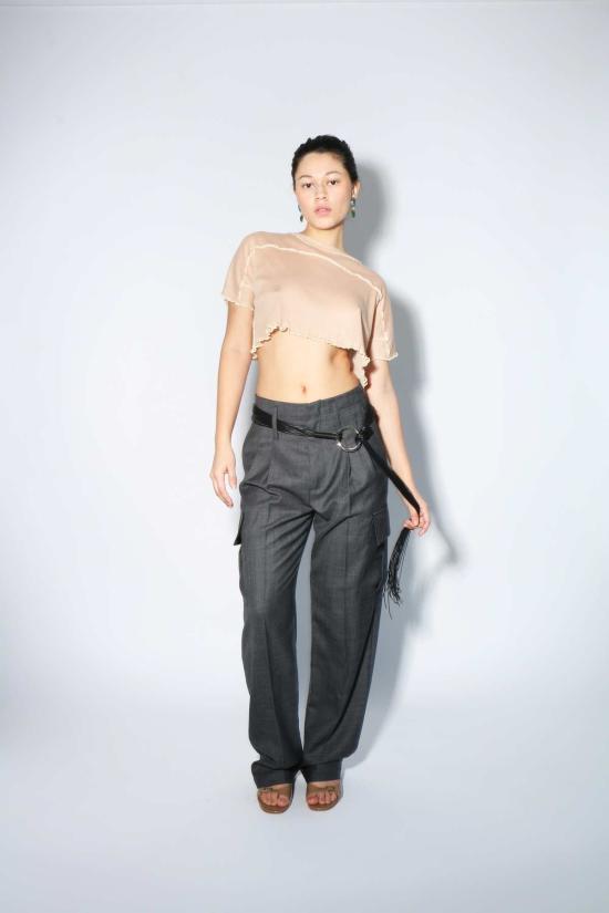  베이스레인지 민소매 티셔츠 로지 캐멀 선 크롭 티 화이트 - BASERANGE