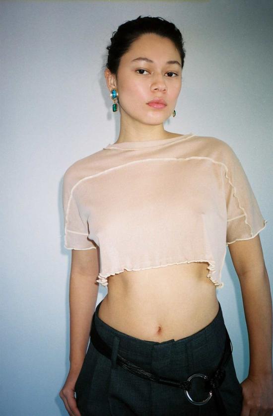  베이스레인지 민소매 티셔츠 로지 캐멀 선 크롭 티 화이트 - BASERANGE