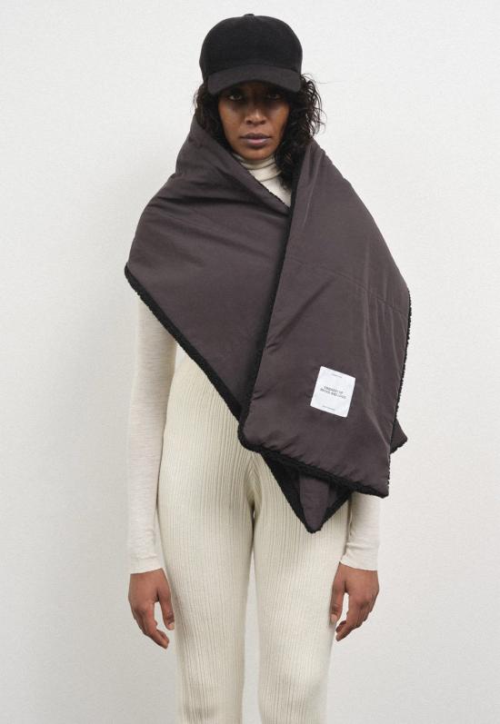  Embassy of Bricks & Logs 머플러/스카프 Embassy Of Bricks & Logs Bayonne 셰르파 스카프 블랙 - OTHER BRANDS