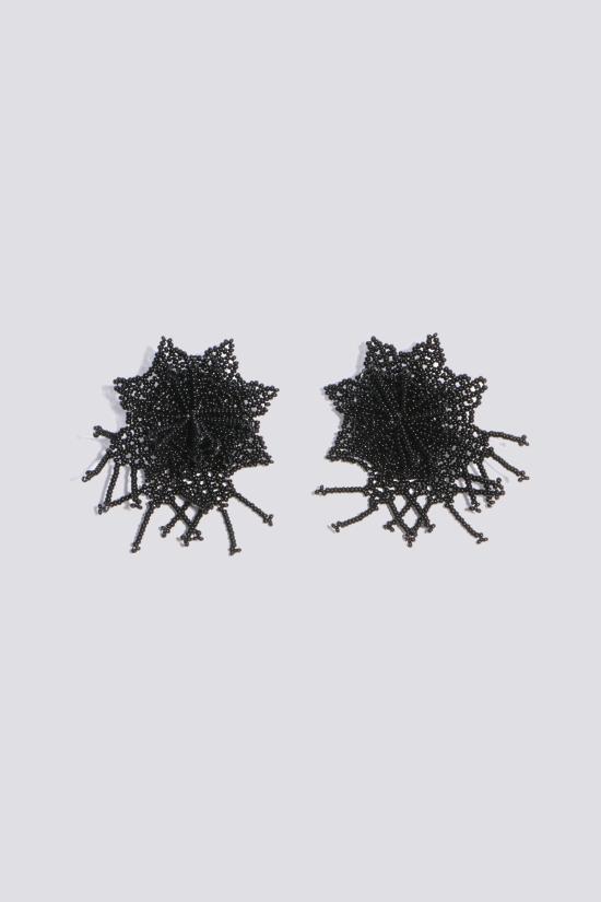  모즈데 마틴 이어링 비즈 플라워  블랙 - MOZHDEH MATIN