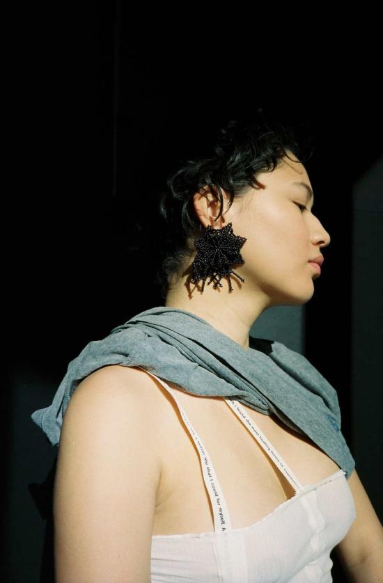  모즈데 마틴 이어링 비즈 플라워  블랙 - MOZHDEH MATIN