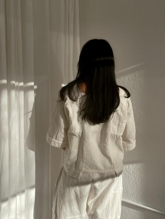  아뜰리에 델핀 블라우스 Atelier Delphine 크링클드 코튼 블록 탑 키나리 크림 - ATELIER DELPHINE