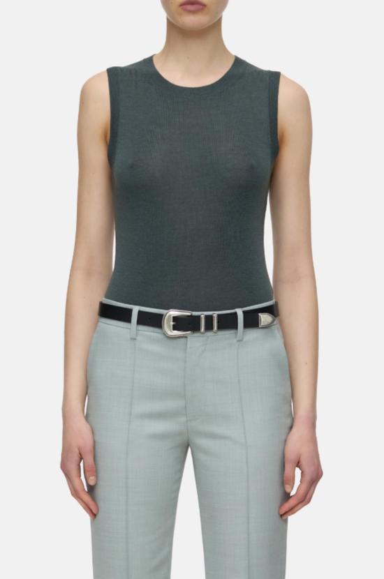  클로즈드 민소매 티셔츠 닫힌 슬리브리스 크루넥 탱크 피니 그린