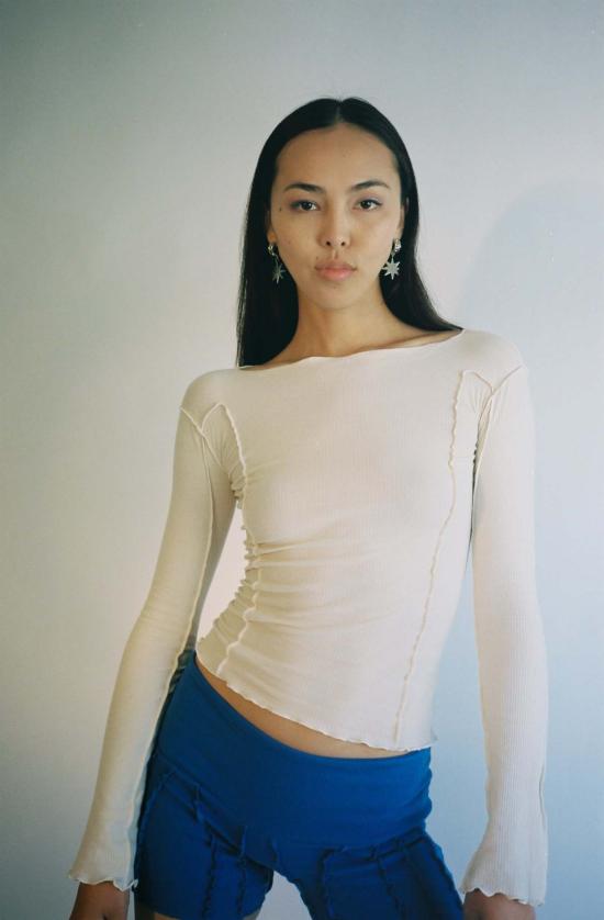  베이스레인지 긴팔 티셔츠 오마토 씨임 탑 오프 화이트 - BASERANGE