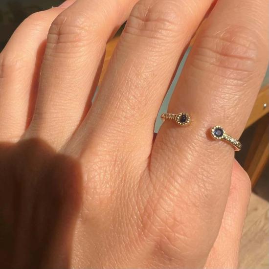  제니 권 디자인스 반지 제니 권 디자인 사파이어 베젤 이퀼리브리엄 커프 링 블루 - JENNIE KWON DESIGNS