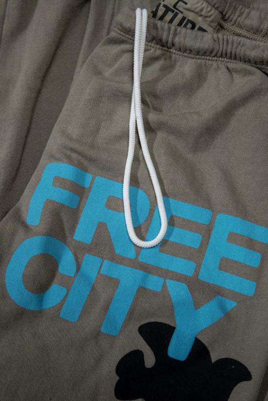  프리시티 스트레이트 팬츠 대형 로고 스웨트 팬츠 그린 더트 - FREECITY