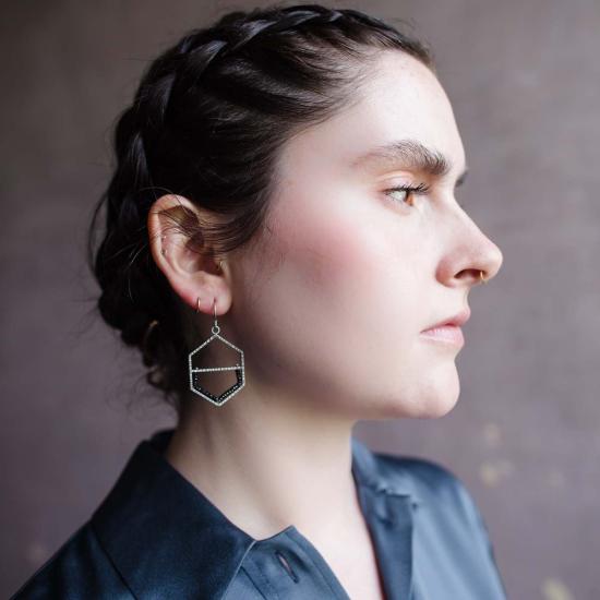  에리카 베일리 이어링 스몰 스피넬 육각형 지오드