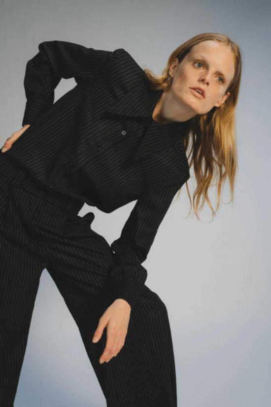  Saint Art 민소매 티셔츠 세인트 아트 알레산드라 핀스트라이프 버튼 다운