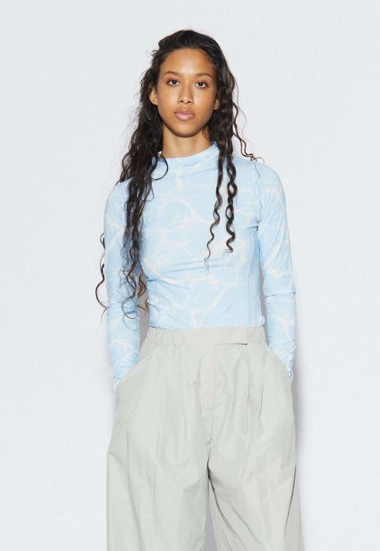  오벌 스퀘어 블라우스 오스 스카이  Aop 블루 풀 - OVAL SQUARE