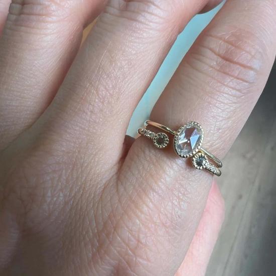  제니 권 디자인스 반지 제니 권 디자인 사파이어 베젤 이퀼리브리엄 커프 링 그린 - JENNIE KWON DESIGNS