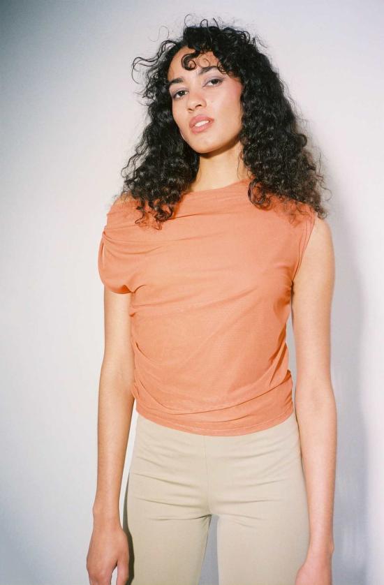  이오네스 반팔 티셔츠 이오안스 튈 스트레치 트위스트 탑 러스트 - IOANNES