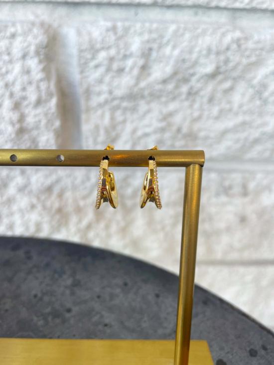  바이 파리아 이어링 Pariah O Huggies Mini Pave의 작품 - BY PARIAH