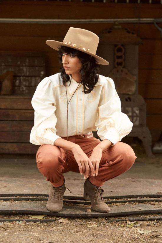  캐롤리나 케이 버킷햇 캐롤라이나 K 브론코 햇 샌드스톤 - CAROLINA K