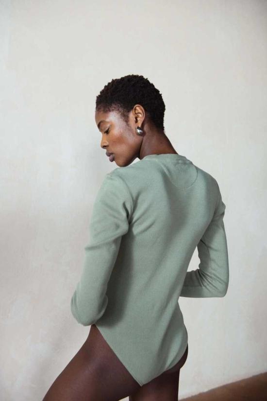  마리아 스탠리 바디수트 티셔츠 피어스 바디수트 셀라돈 - MARIA STANLEY