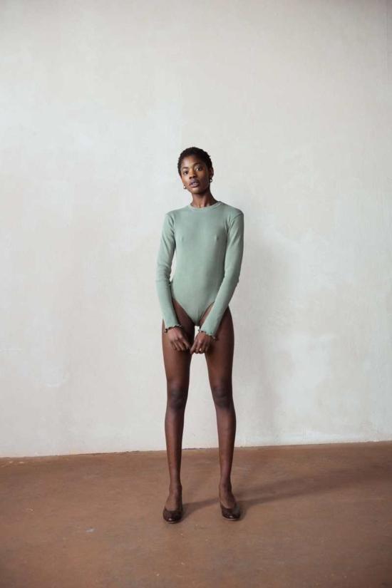  마리아 스탠리 바디수트 티셔츠 피어스 바디수트 셀라돈